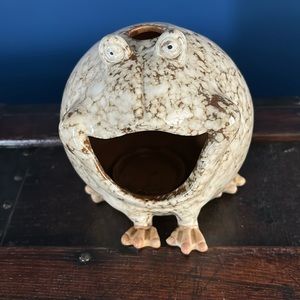 Ceramic frog for tea light